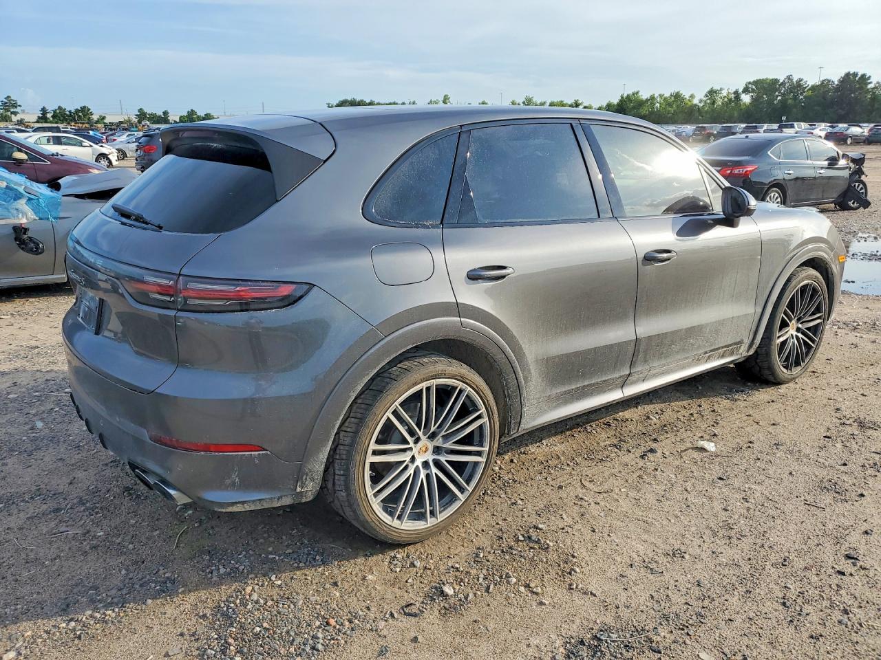 2019 Porsche Cayenne S - Image 3