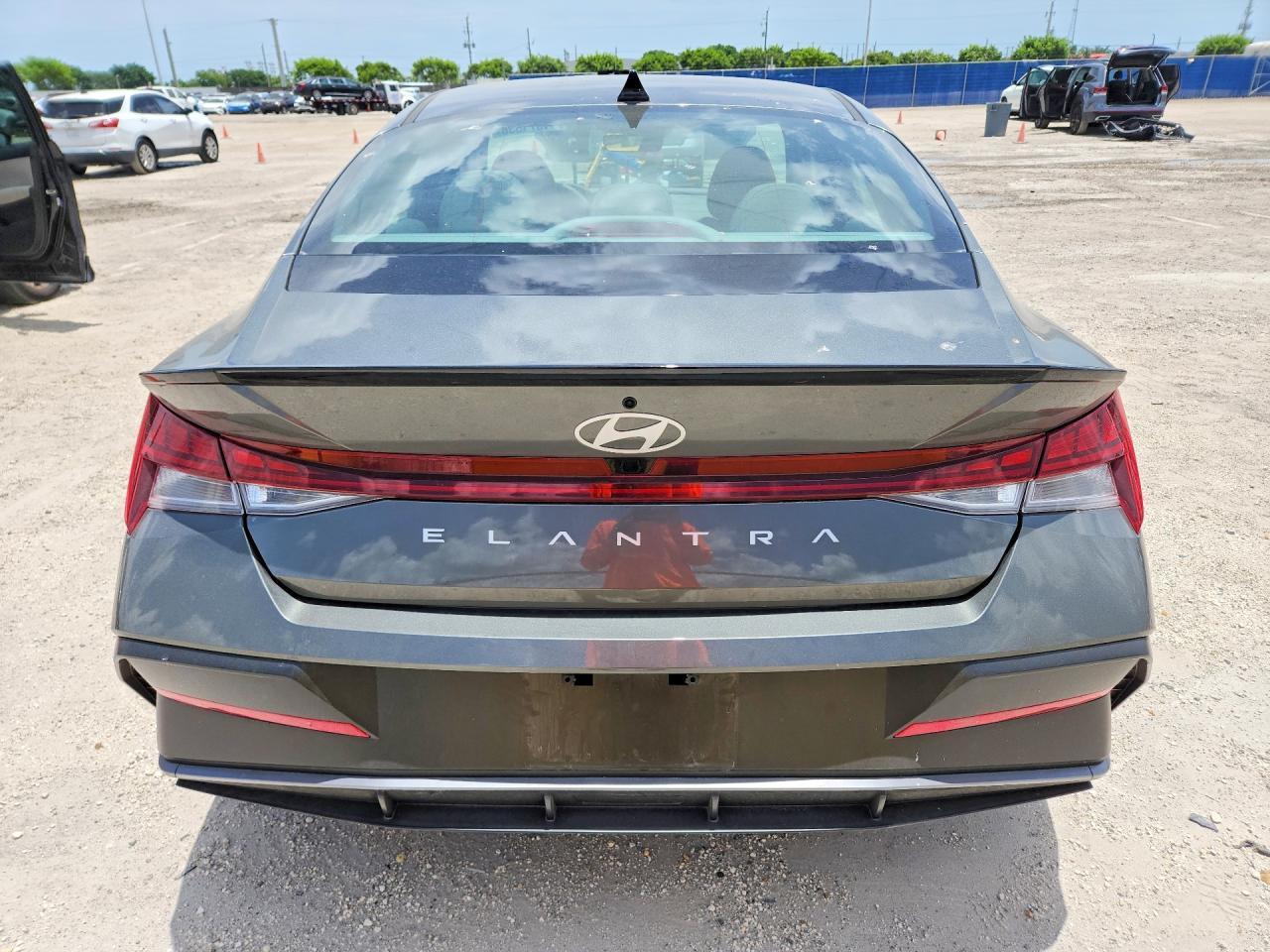 2026 Hyundai Elantra Sel Sport Premium - Image 6