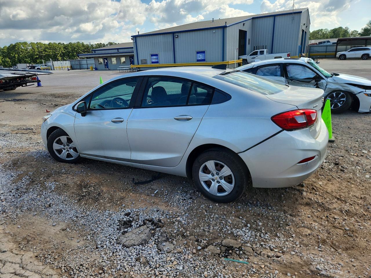 2018 Chevrolet Cruze Ls - Фото 2
