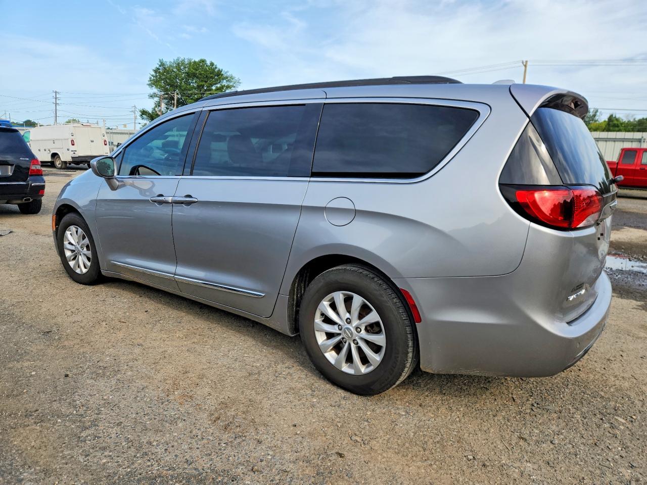 2017 Chrysler Pacifica Touring L - Image 2