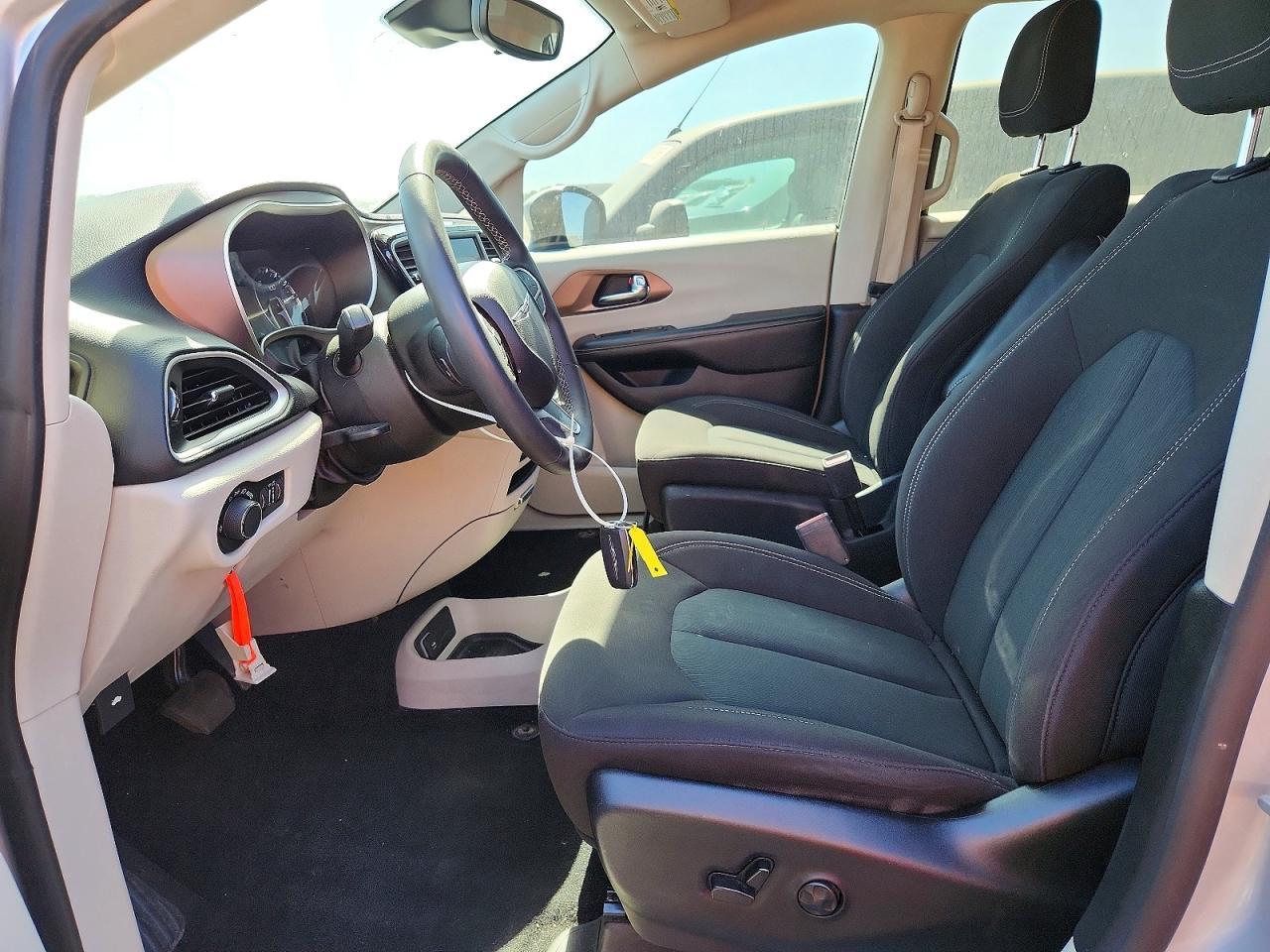2023 Chrysler Voyager Lx - Image 7