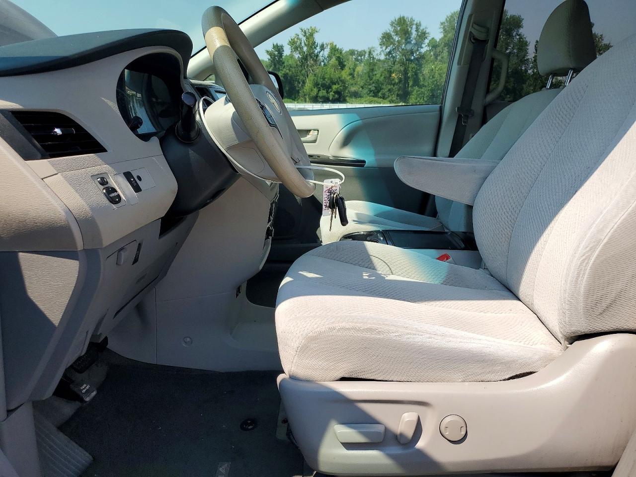 2012 Toyota Sienna Le - Image 7