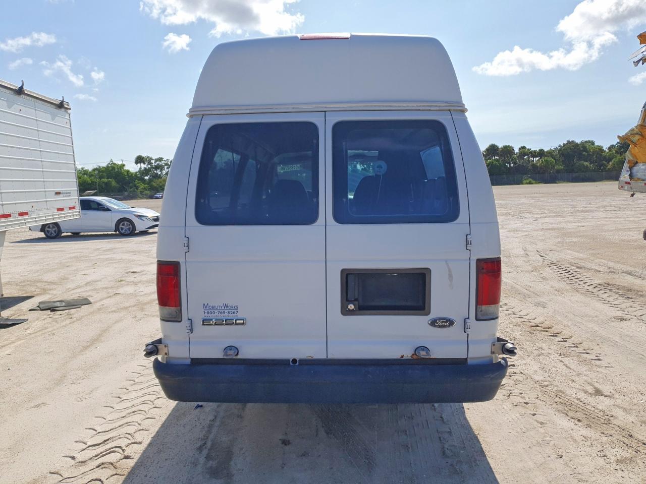 2006 Ford Econoline E250 Van - Фото 6