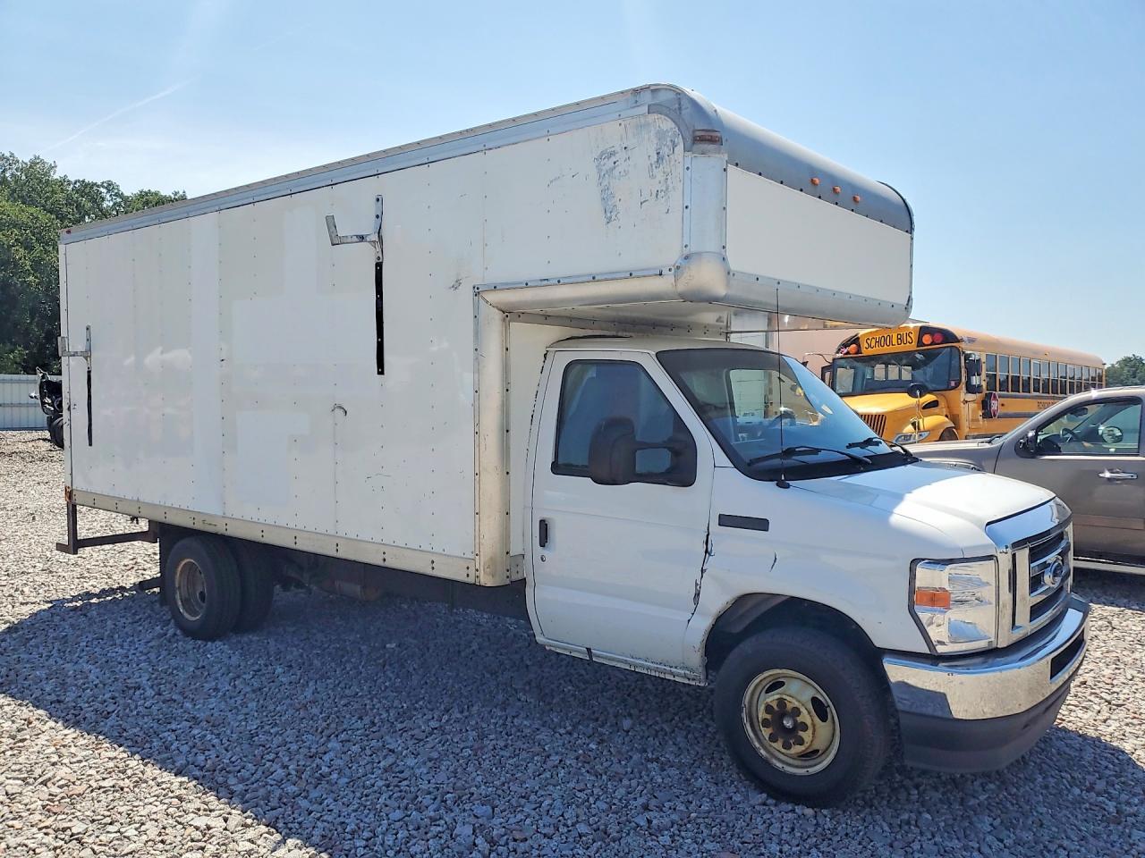 2021 Ford E450 Box Truck - Фото 4