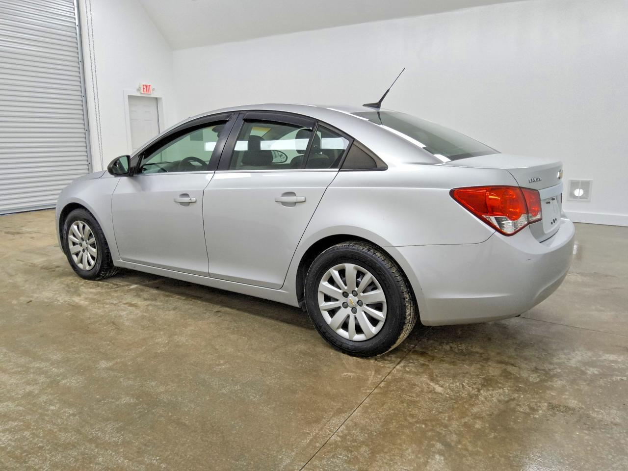 2011 Chevrolet Cruze Ls - Фото 2