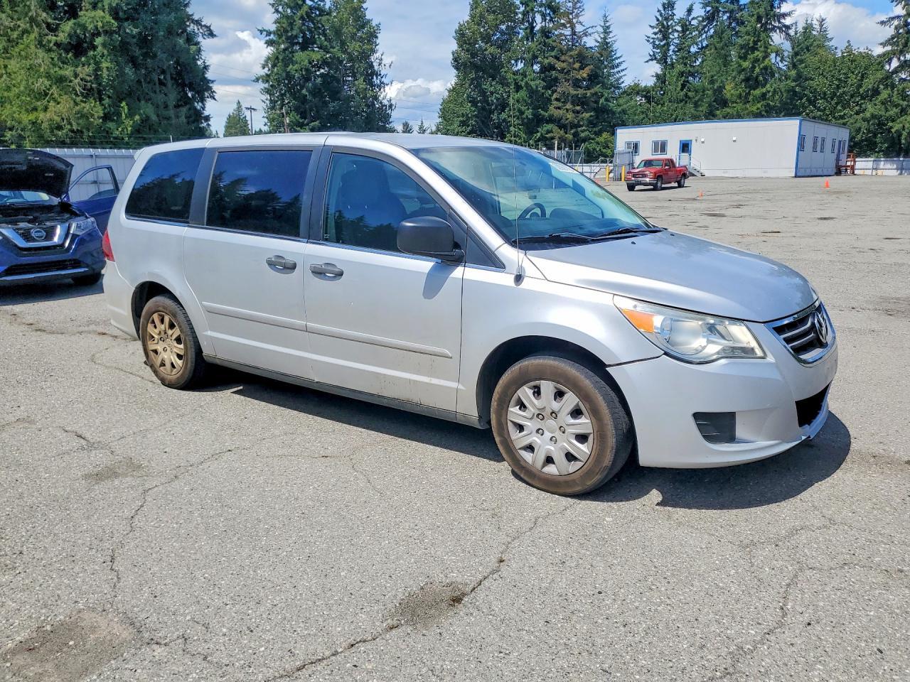 2011 Volkswagen Routan S - Image 4