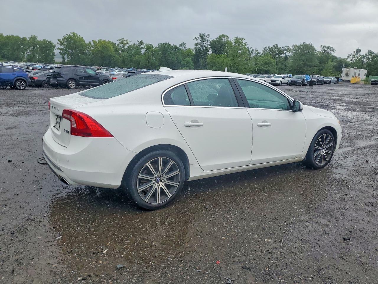 2017 Volvo S60 Platinum - Image 3