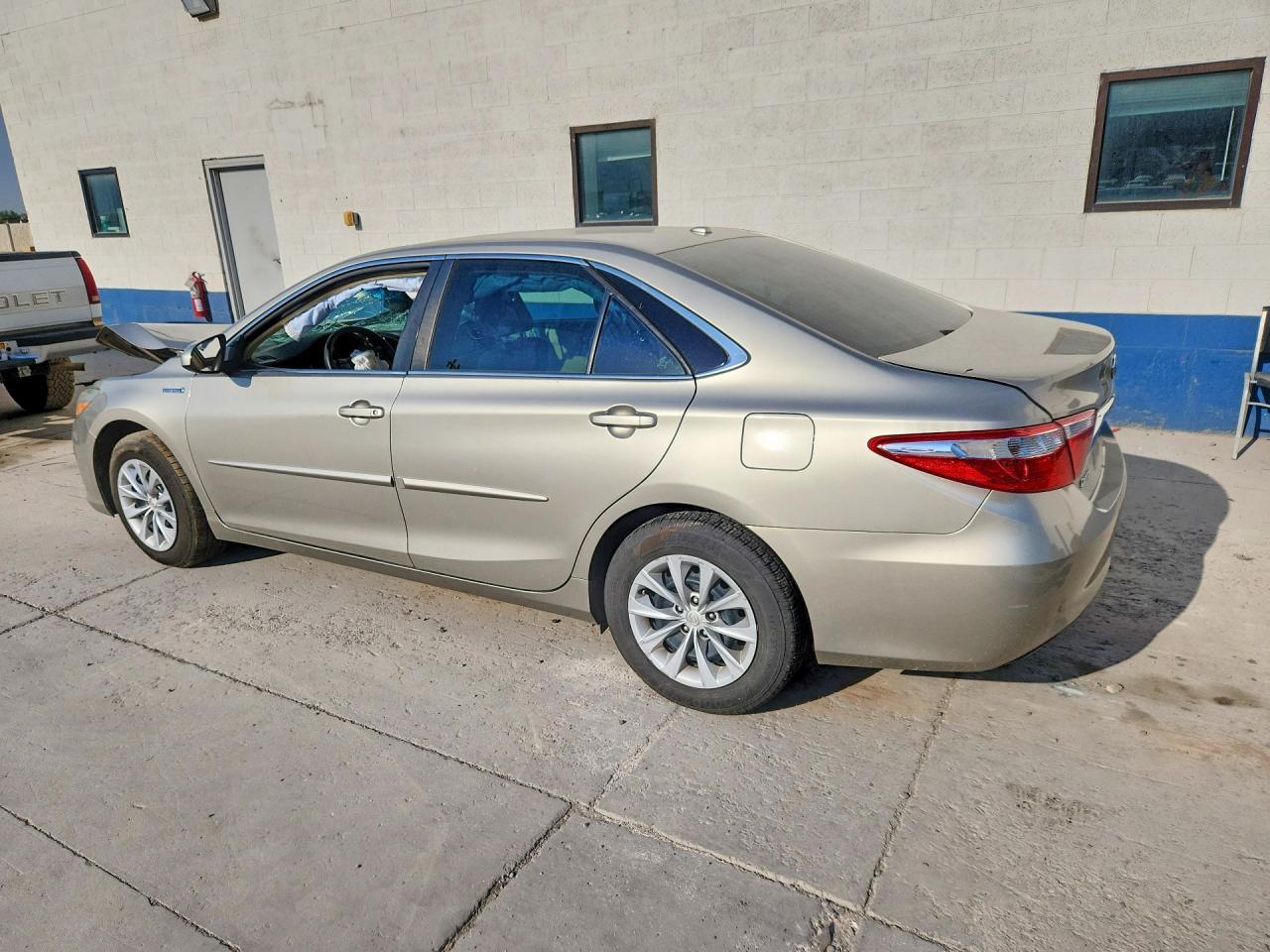 2017 Toyota Camry Hybrid Le - Image 2