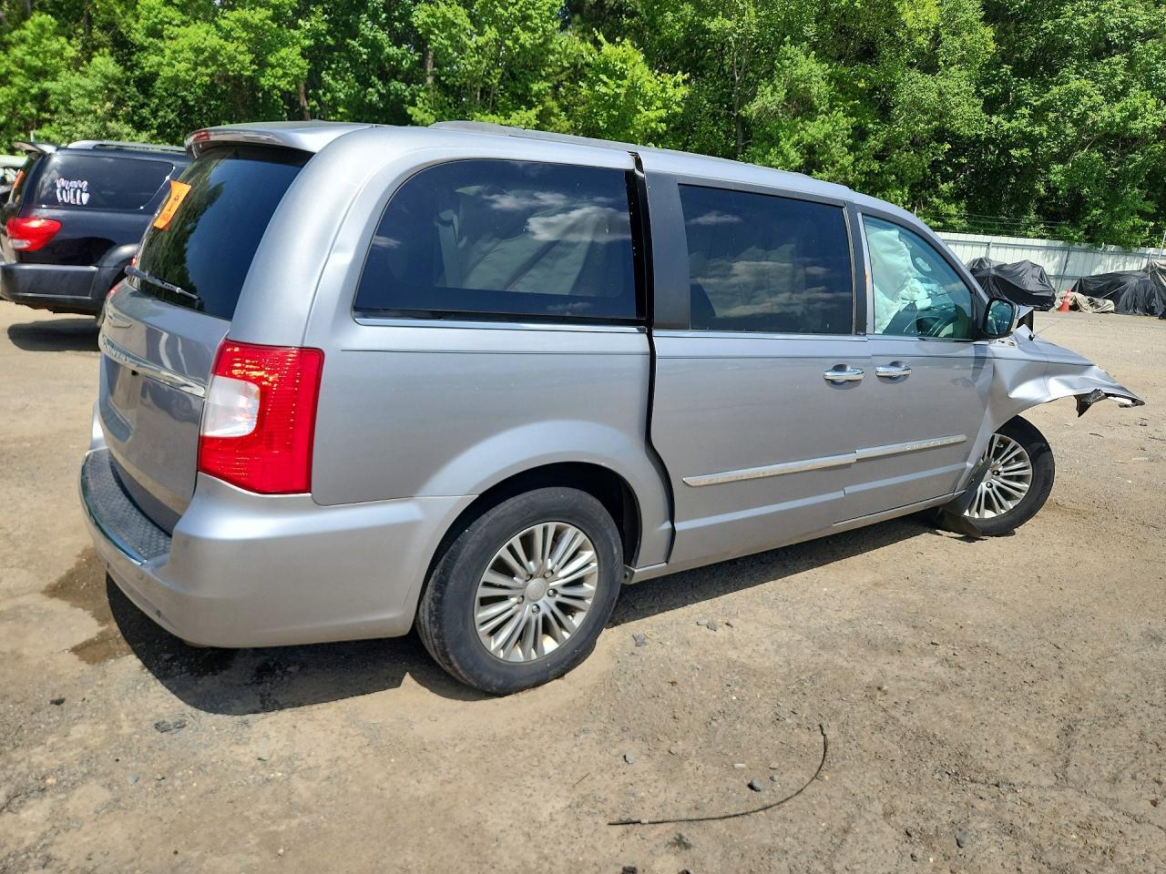 2014 Chrysler Town & Country Touring L - Фото 3