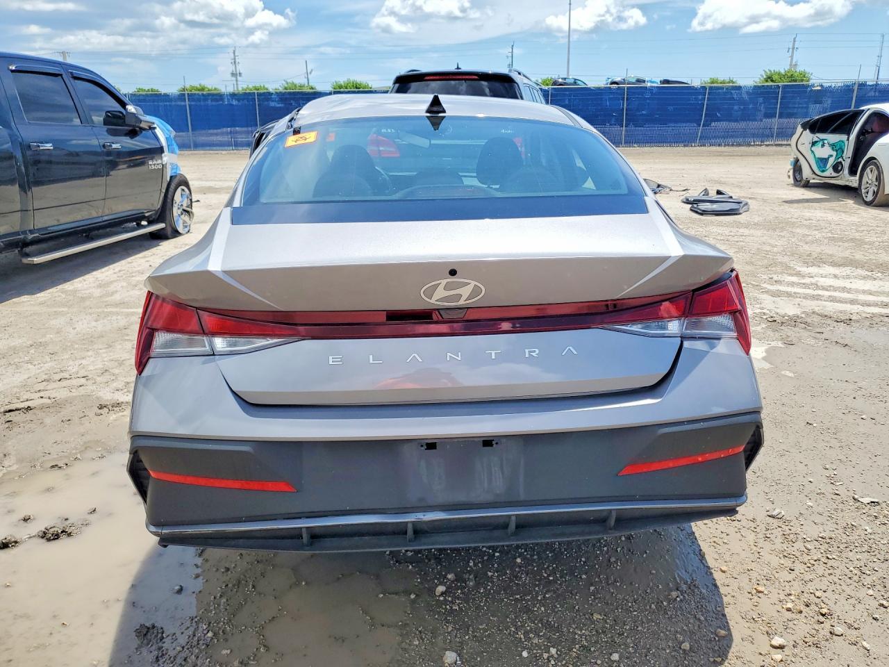 2025 Hyundai Elantra Se - Фото 6