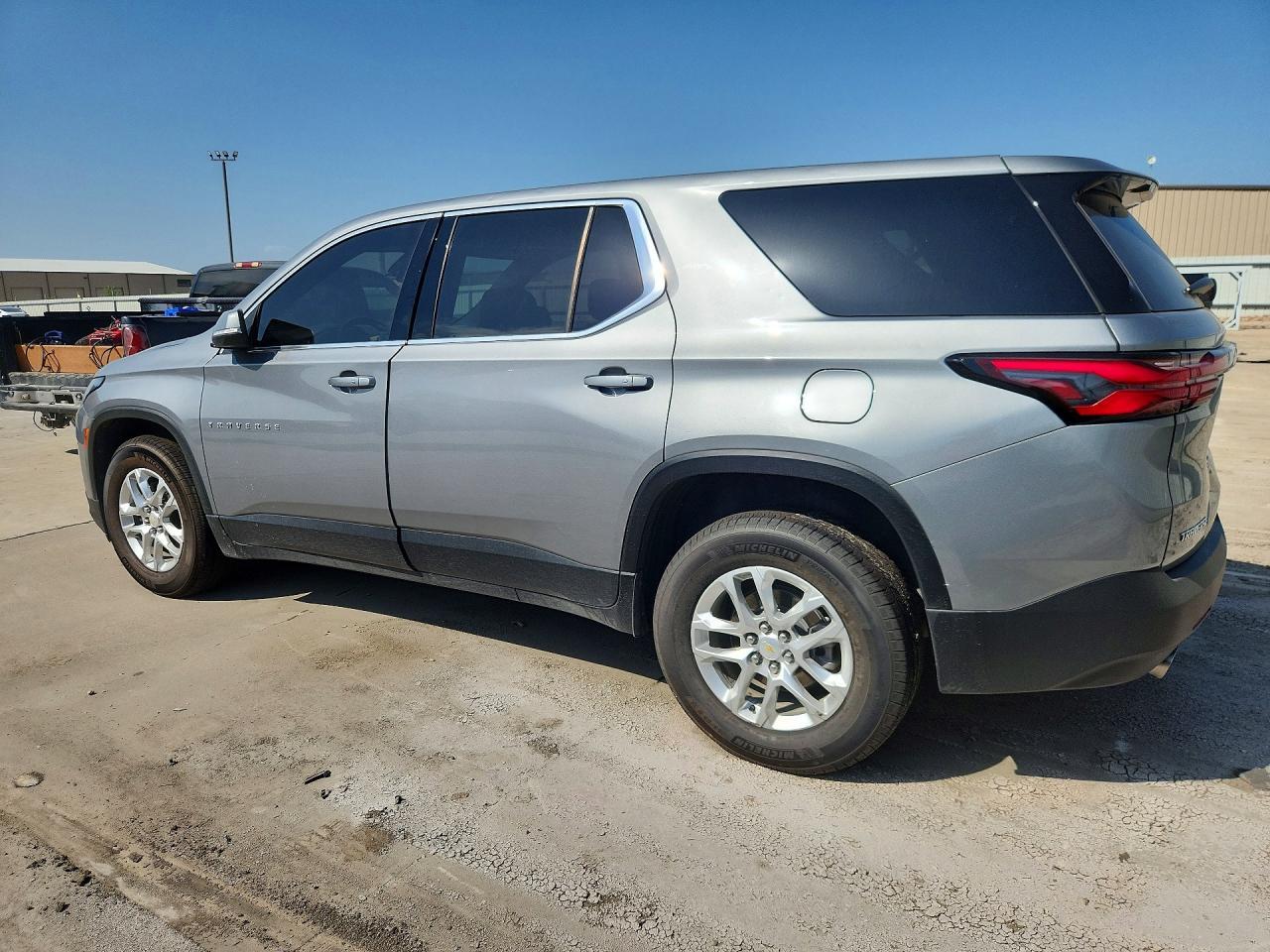 2023 Chevrolet Traverse Ls - Фото 2