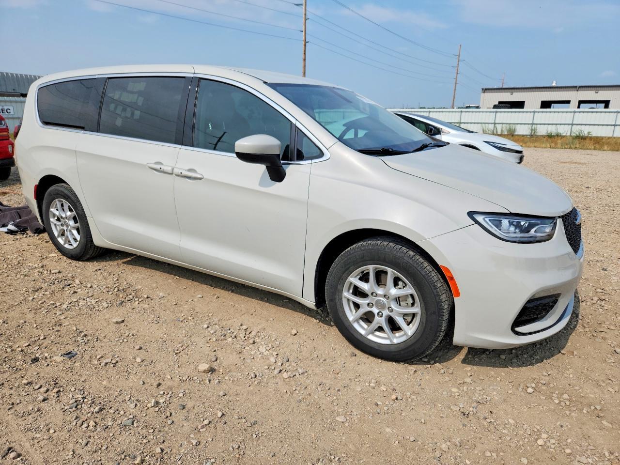 2017 Chrysler Pacifica Touring - Image 4