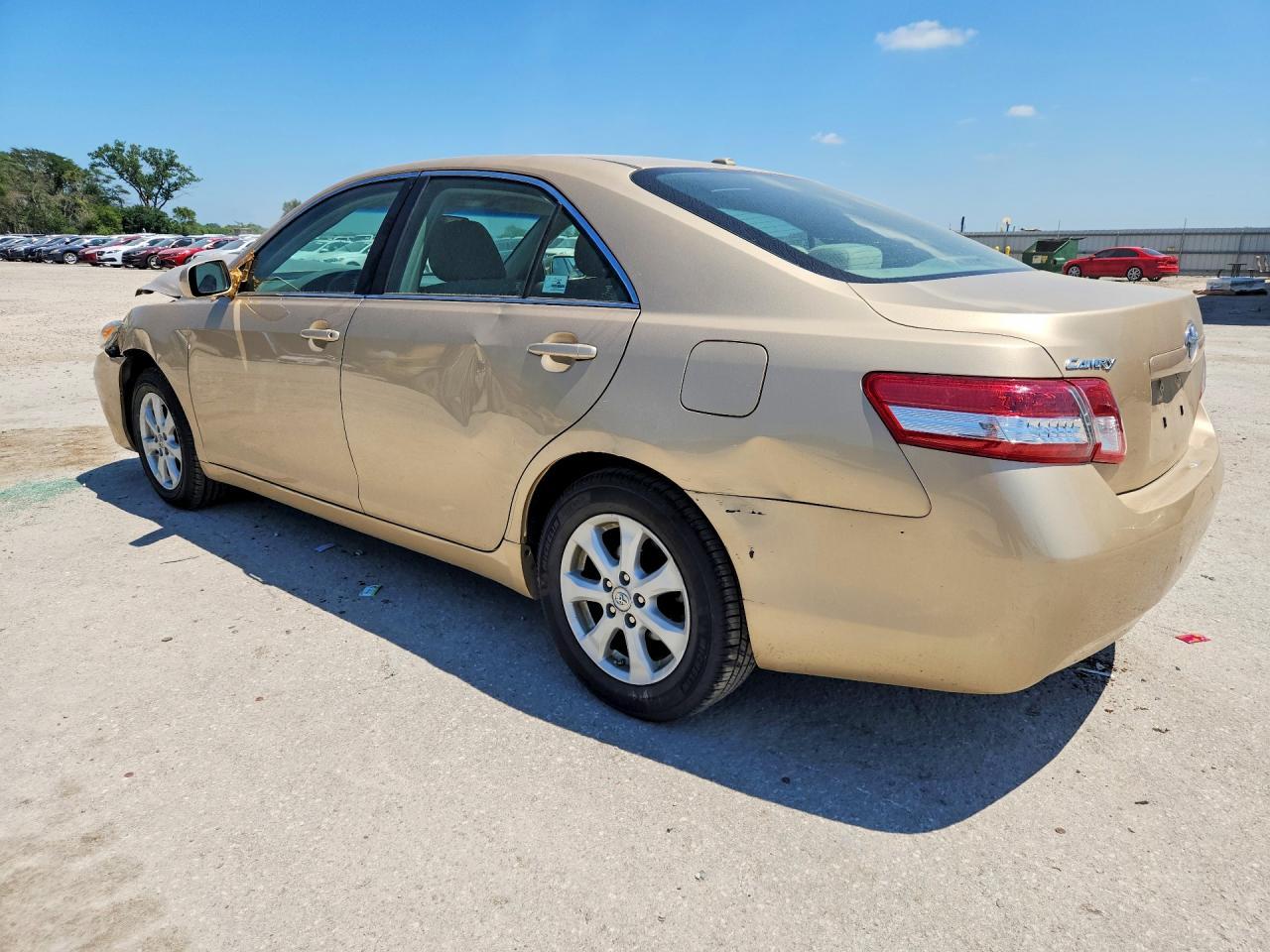 2011 Toyota Camry Le - Фото 2
