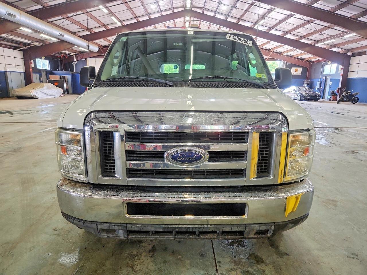 2011 Ford Econoline E350 Super Duty Wagon - Фото 5