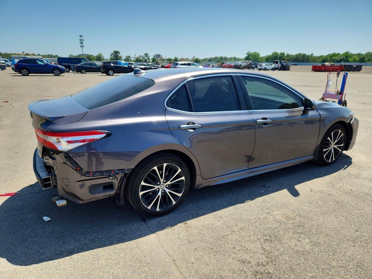2020 Toyota Camry Se - Фото 3