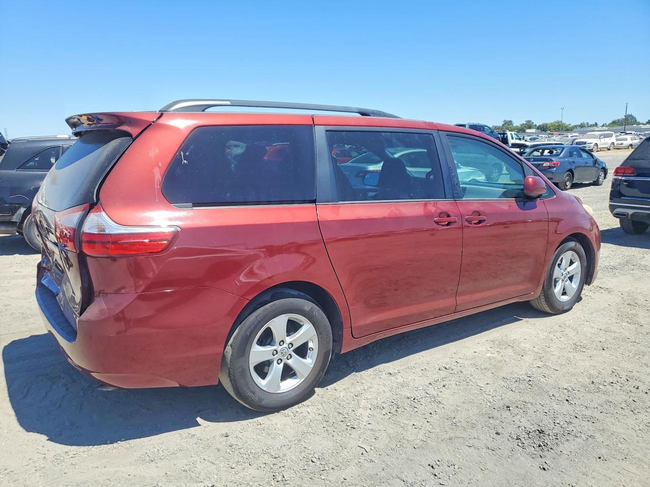2015 Toyota Sienna Le - Image 3
