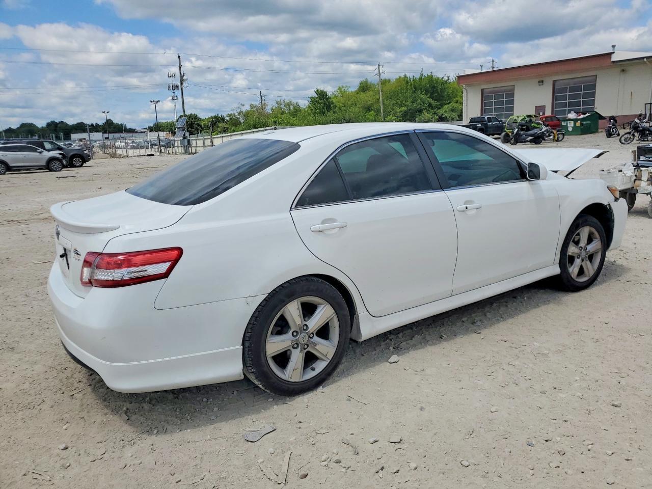 2011 Toyota Camry Se - Фото 3