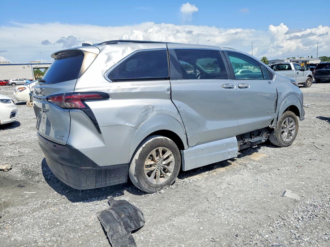 2025 Toyota Sienna Xle 7-Passenger - Image 3