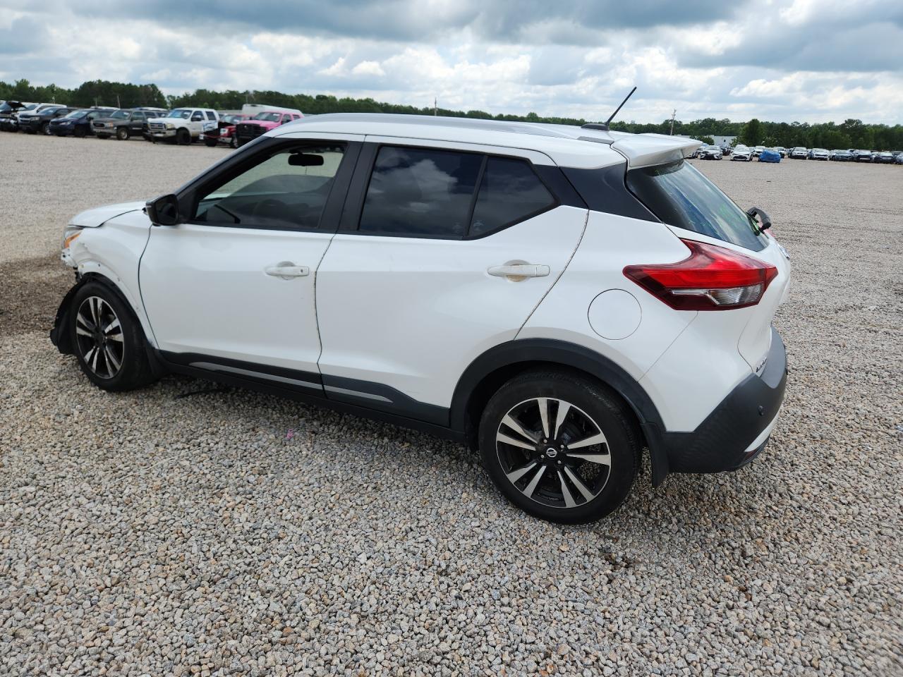 2020 Nissan Kicks Sr - Image 2