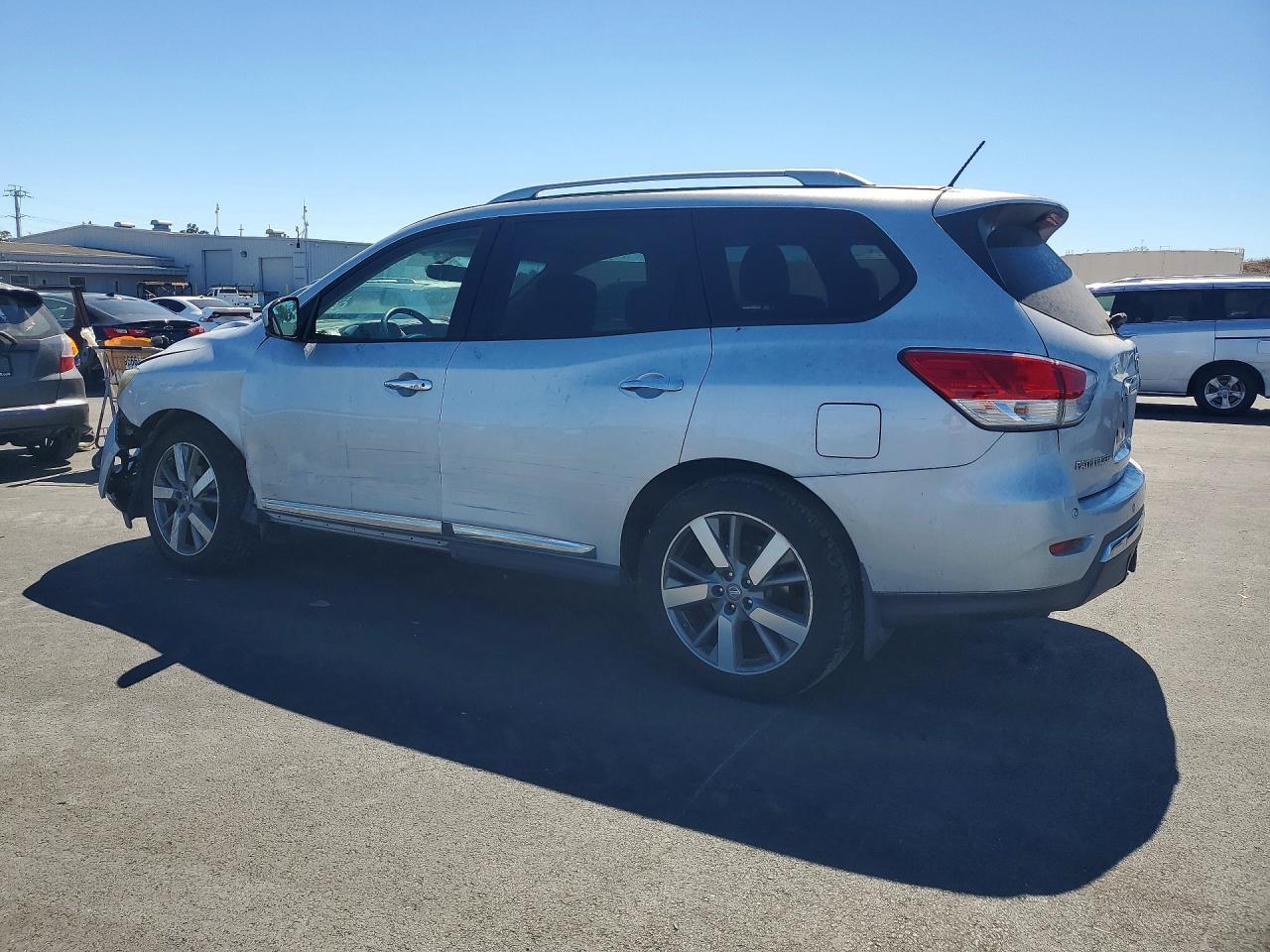 2014 Nissan Pathfinder S - Image 2