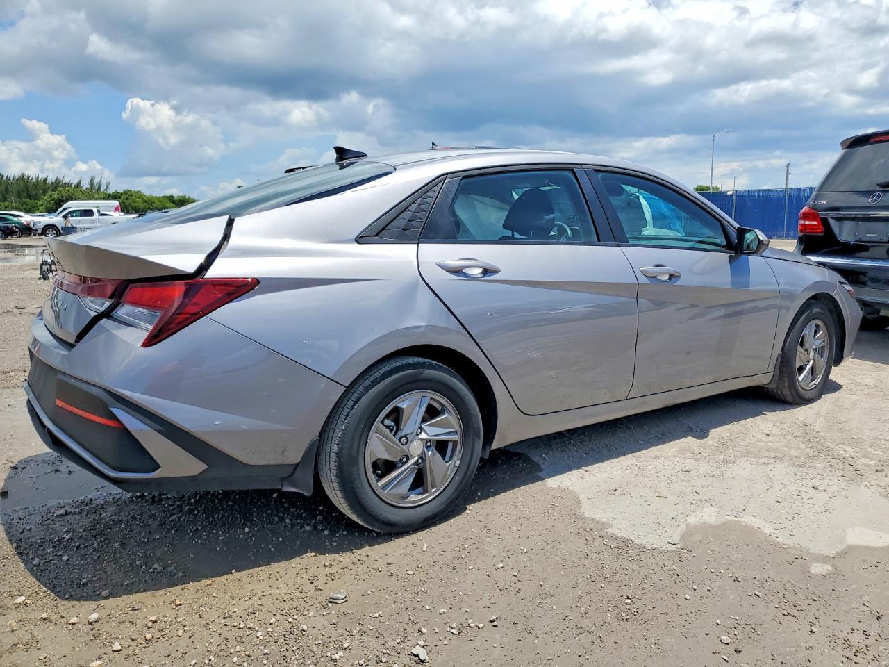 2025 Hyundai Elantra Se - Фото 3