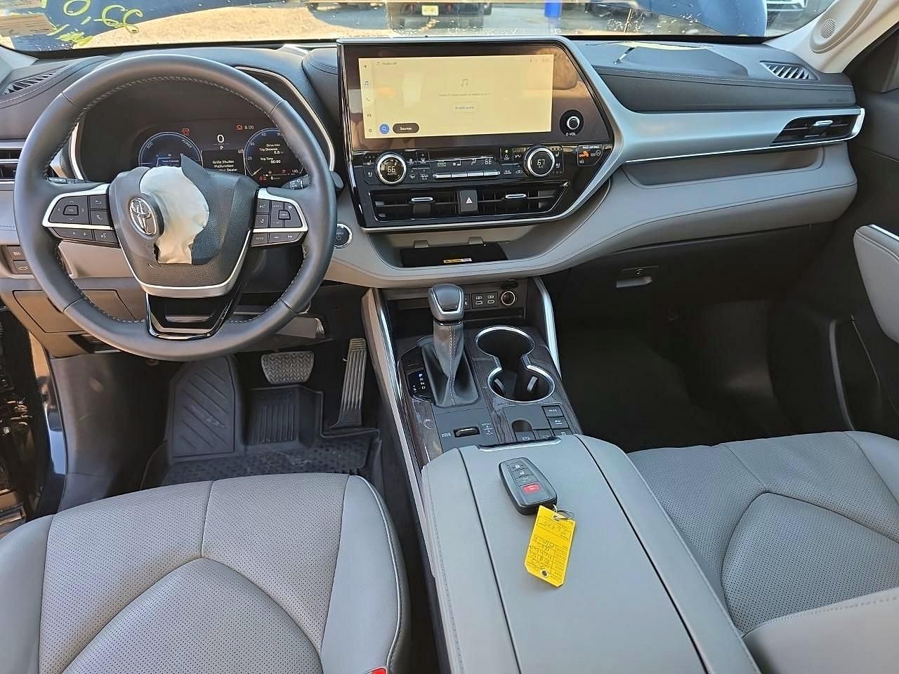 2023 Toyota Highlander Hybrid Platinum - Image 7