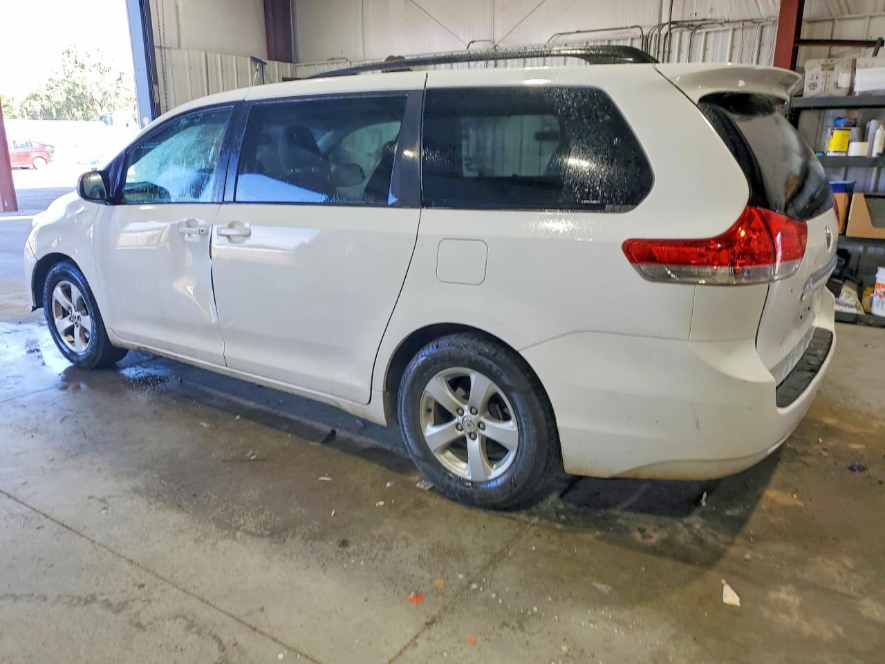 2014 Toyota Sienna Le - Image 2