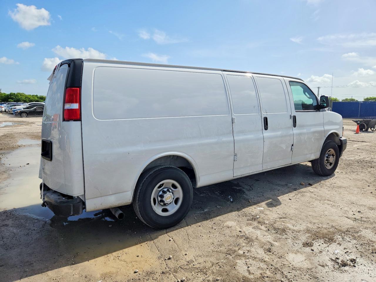 2025 Chevrolet Express G2500 - Фото 3