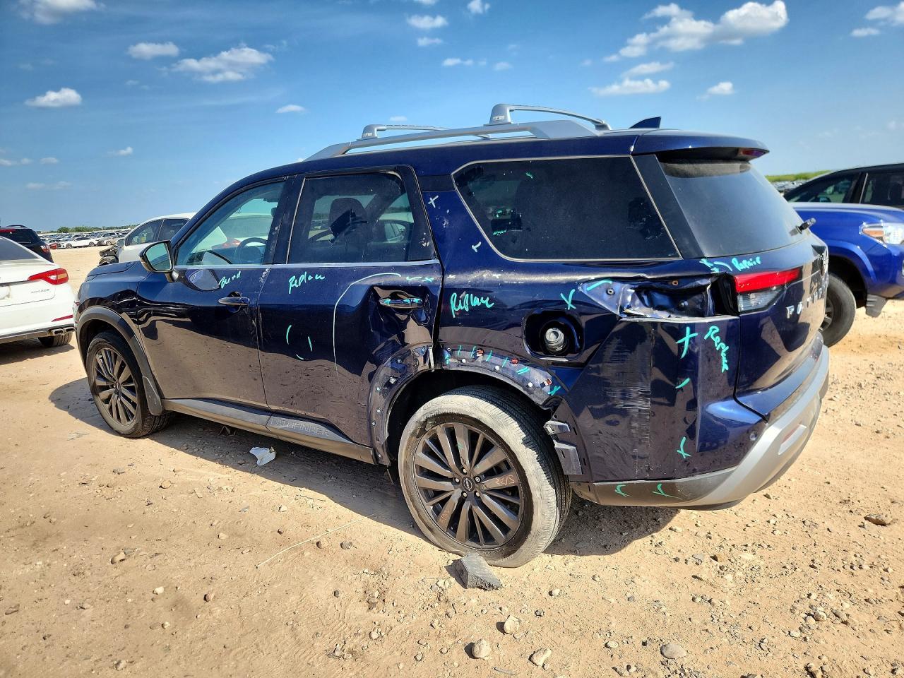 2022 Nissan Pathfinder Sl - Image 2