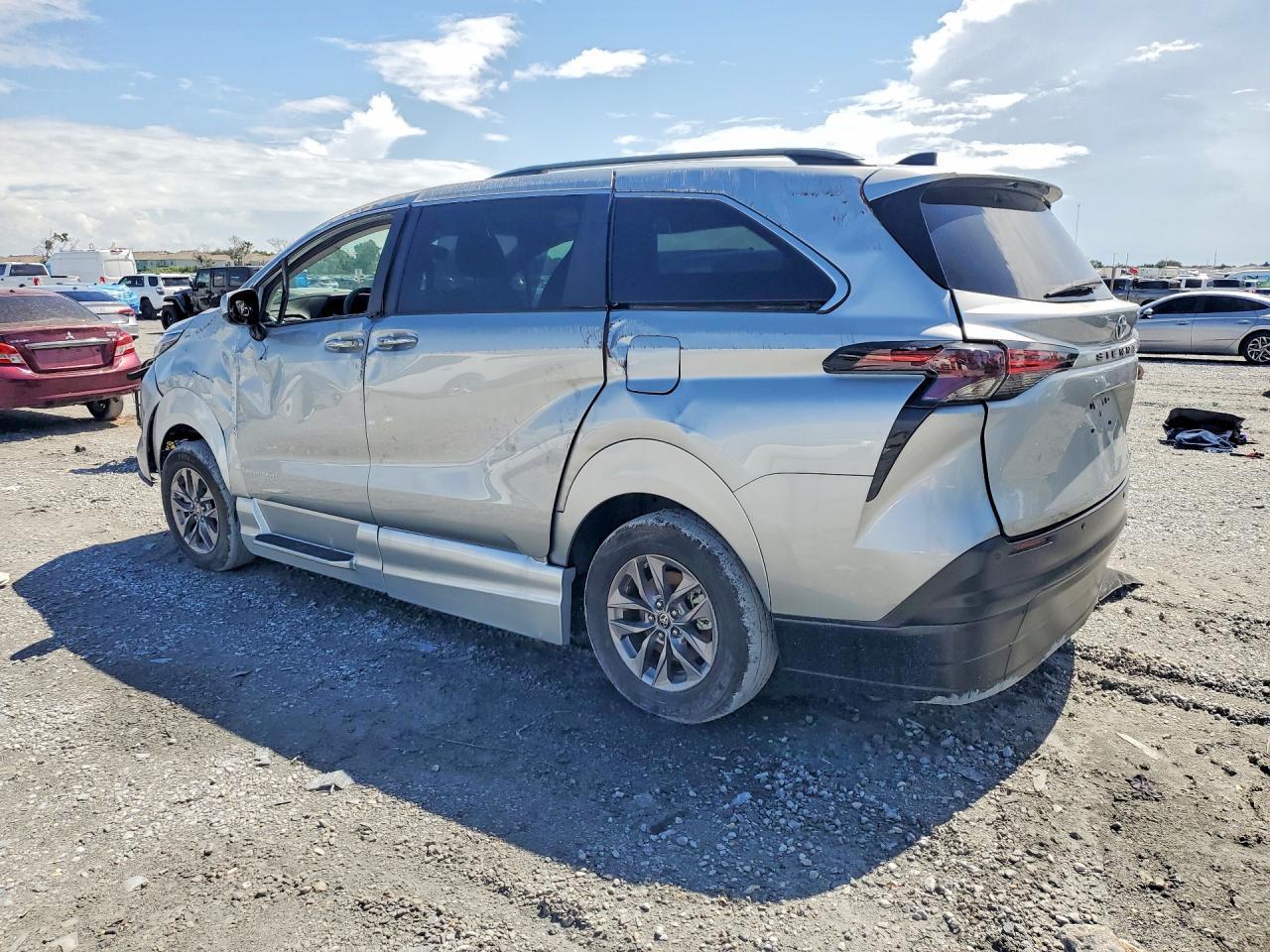 2025 Toyota Sienna Xle 7-Passenger - Image 2