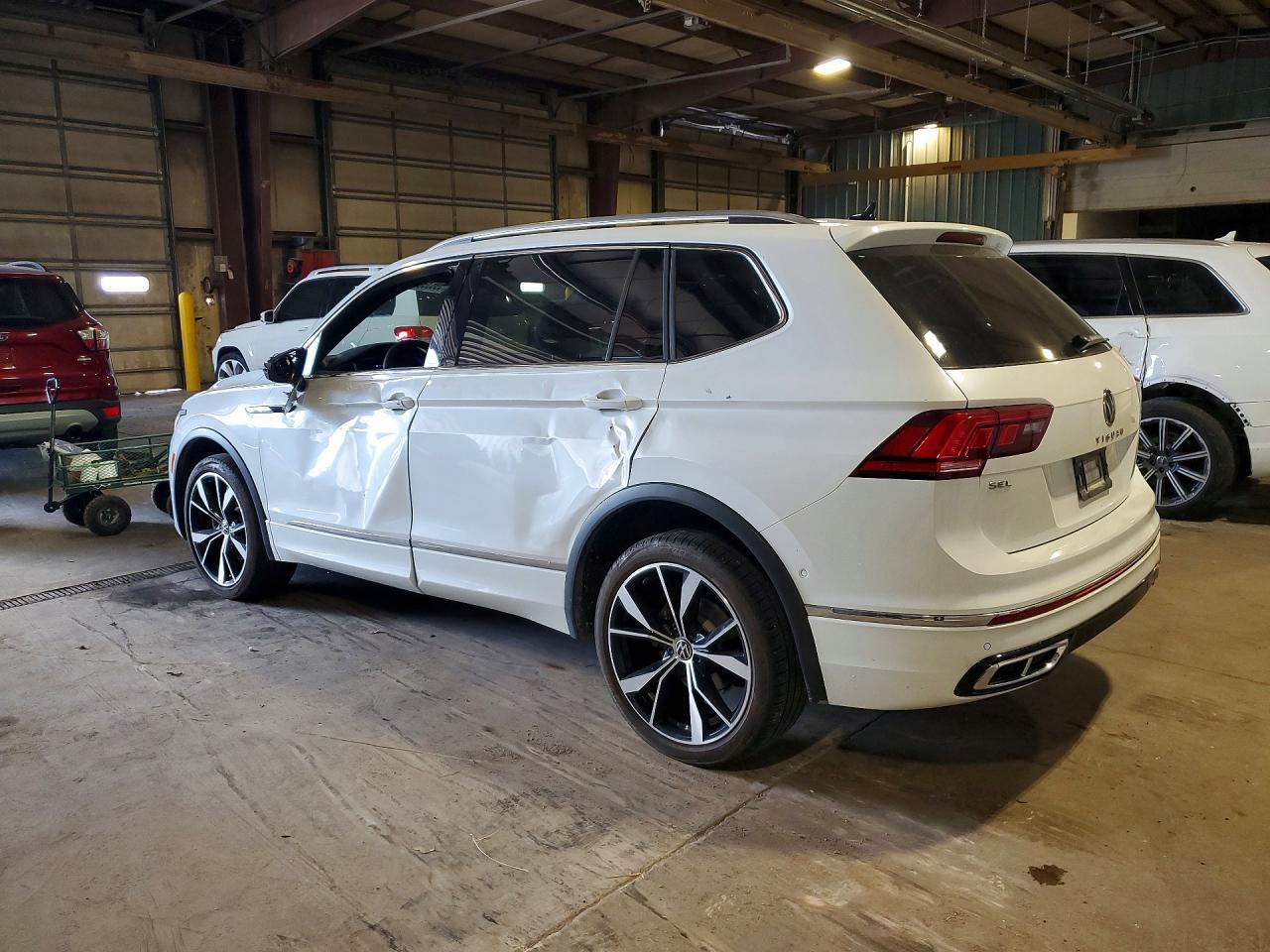 2023 Volkswagen Tiguan Sel R-Line Black - Image 2