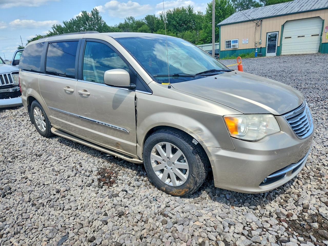 2014 Chrysler Town & Country Touring - Image 4