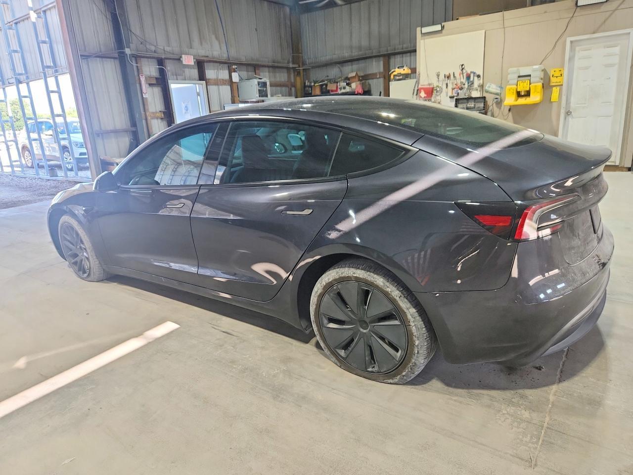 2024 Tesla Model 3 - Фото 2