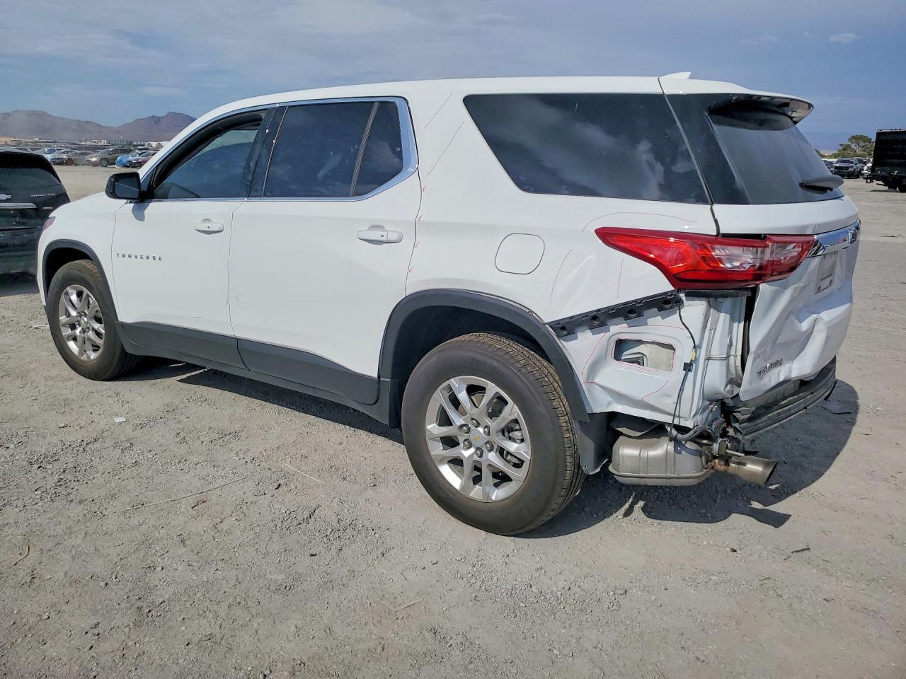 2020 Chevrolet Traverse Ls - Фото 2