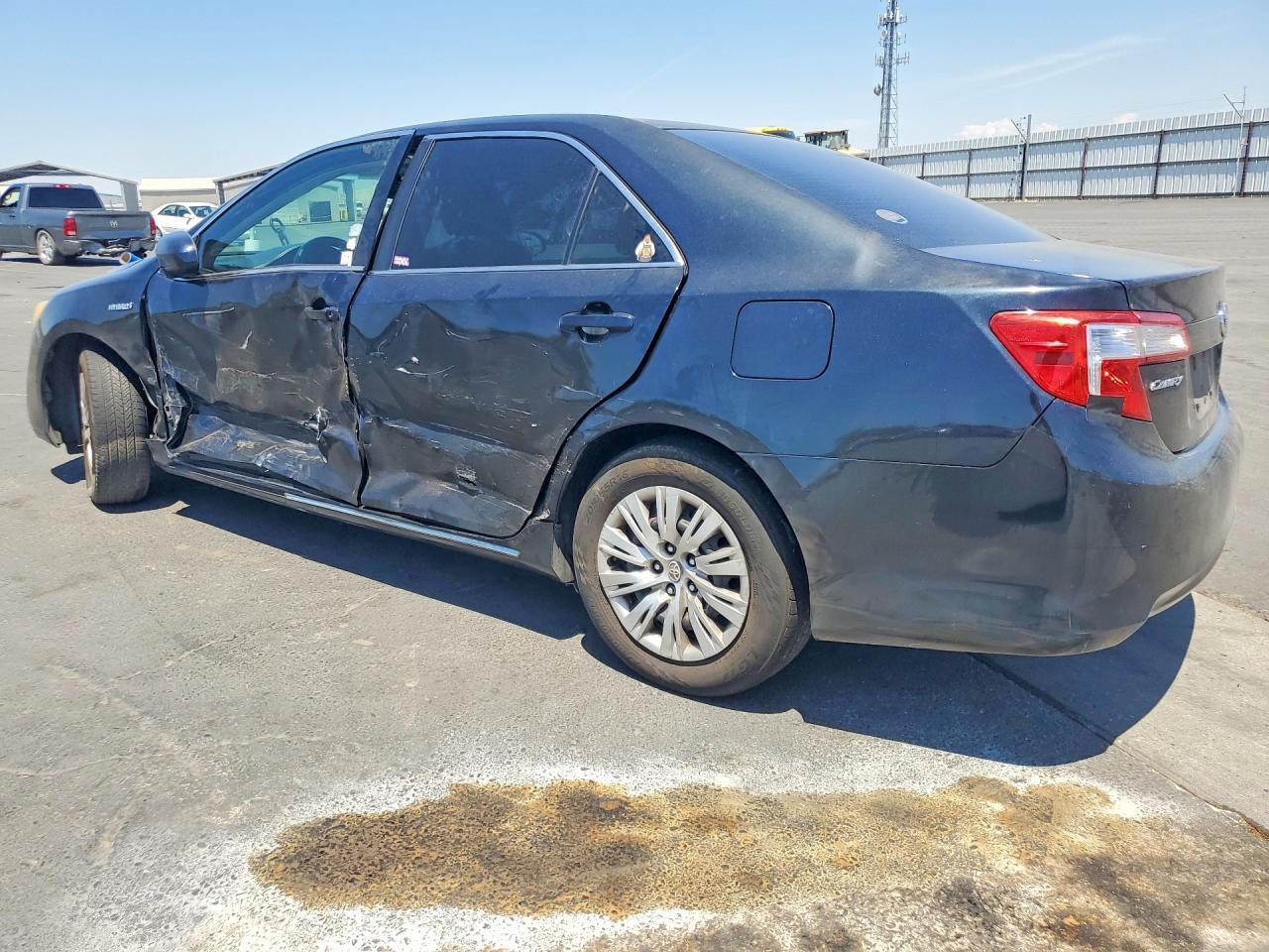 2014 Toyota Camry Hybrid Le - Image 2