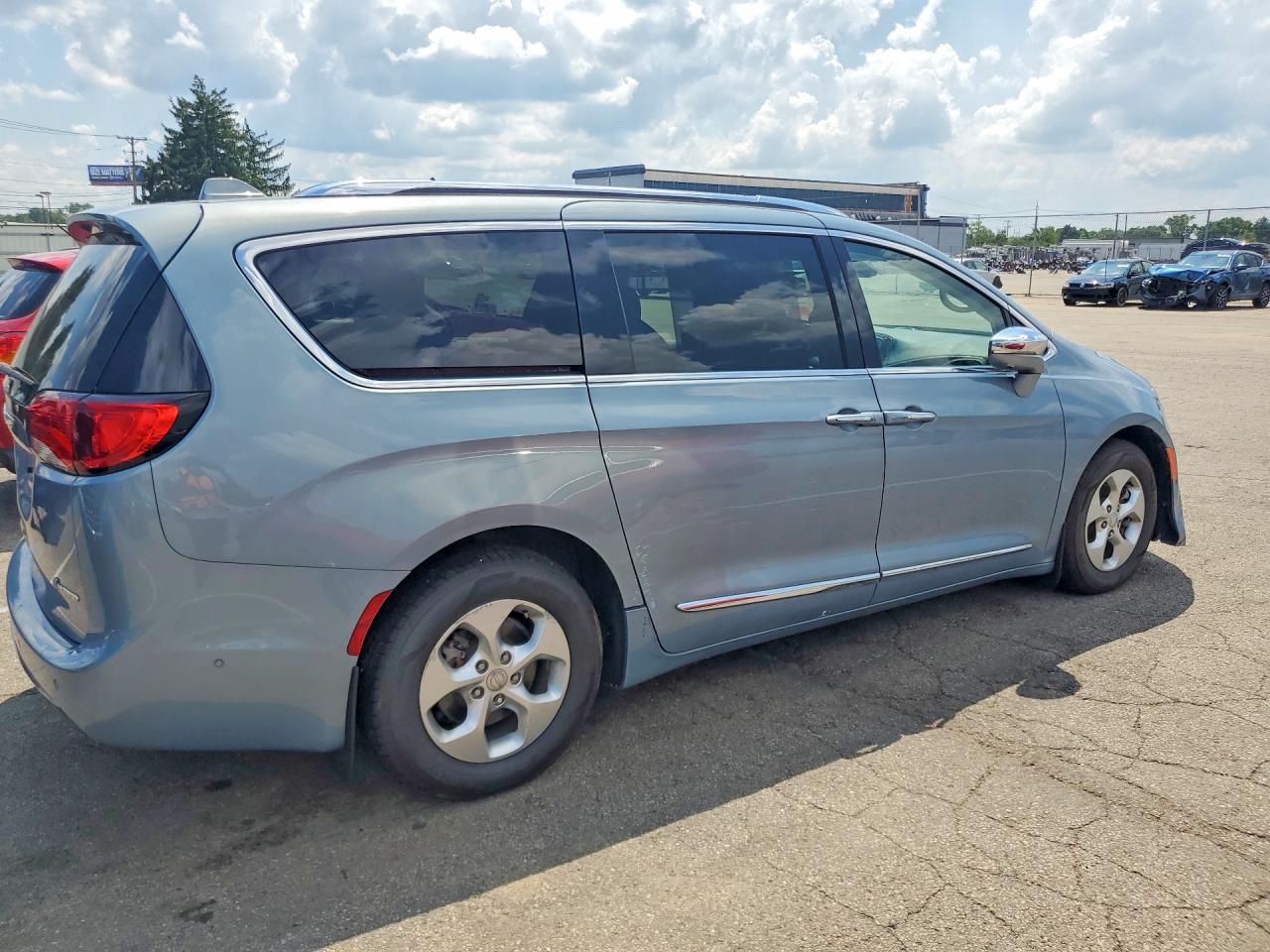 2017 Chrysler Pacifica Ehybrid Platinum - Image 3