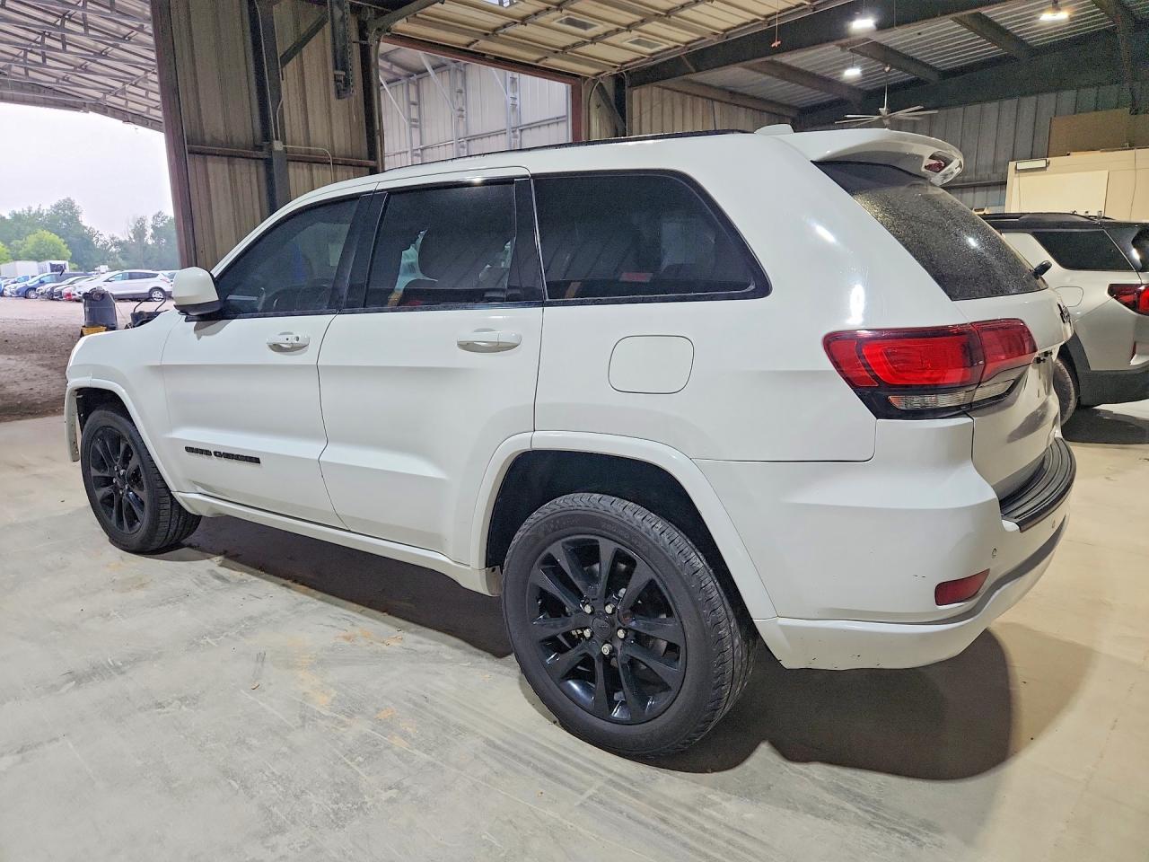 2019 Jeep Grand Cherokee Laredo - Image 2