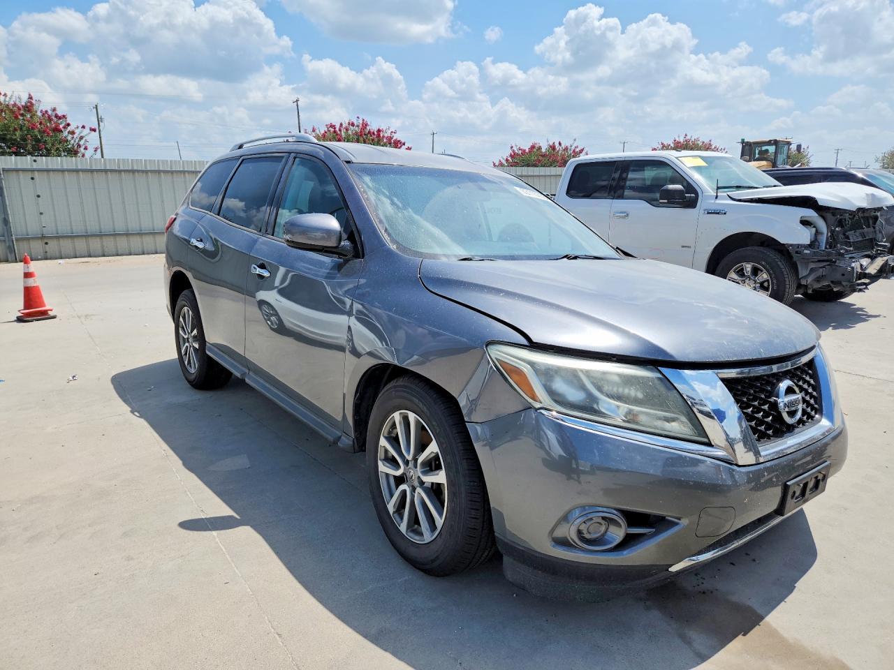 2016 Nissan Pathfinder S - Image 4