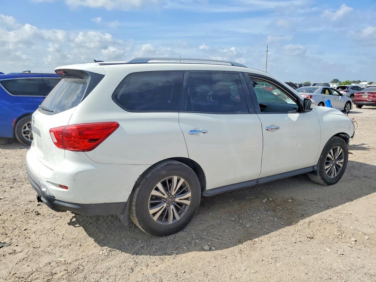 2017 Nissan Pathfinder S - Image 3