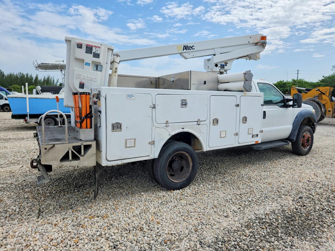 2015 Ford F450 Super Duty Bucket Truck - Image 3