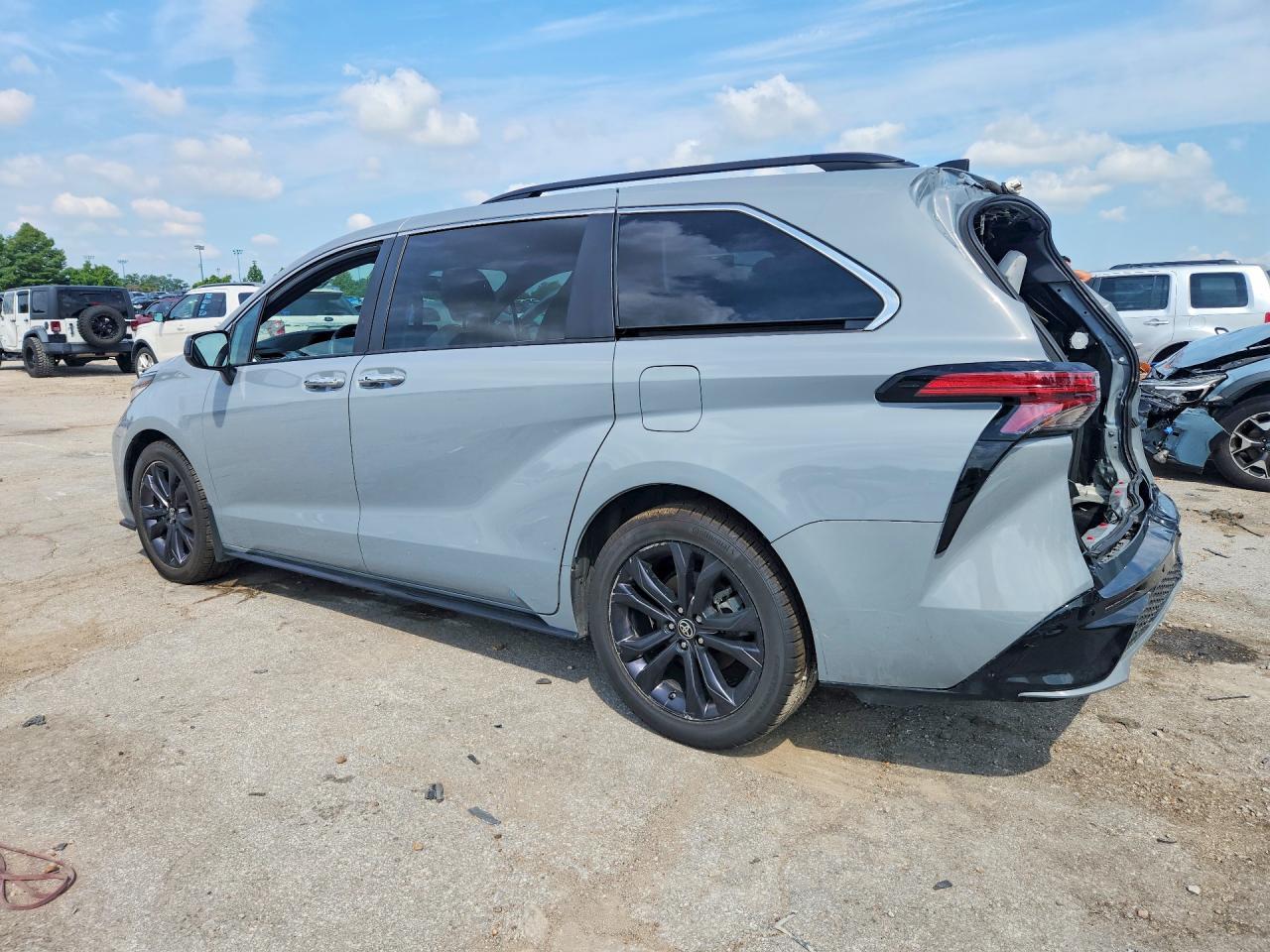 2023 Toyota Sienna Xse 7-Passenger - Image 2