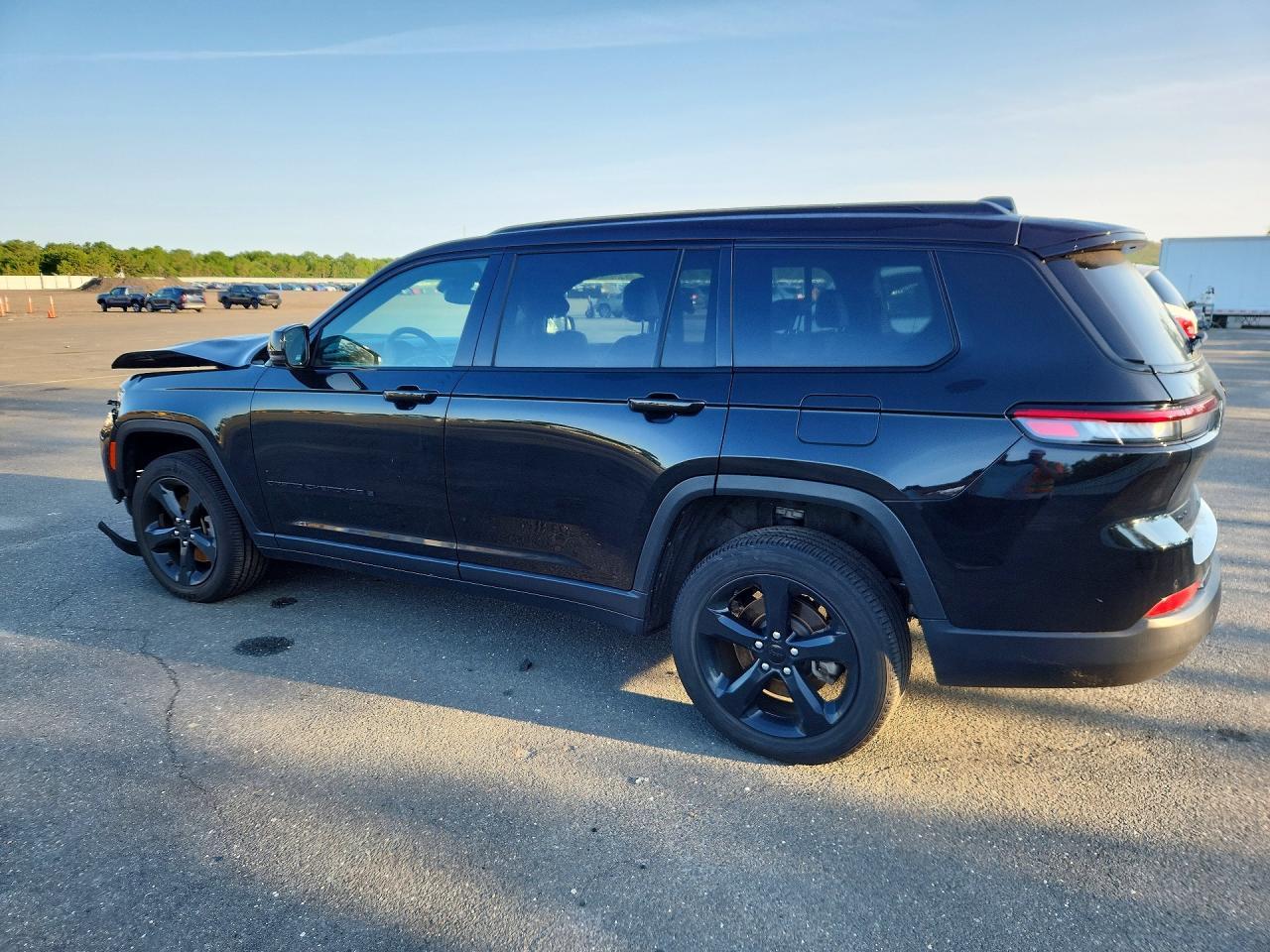 2024 Jeep Grand Cherokee L Laredo - Image 2