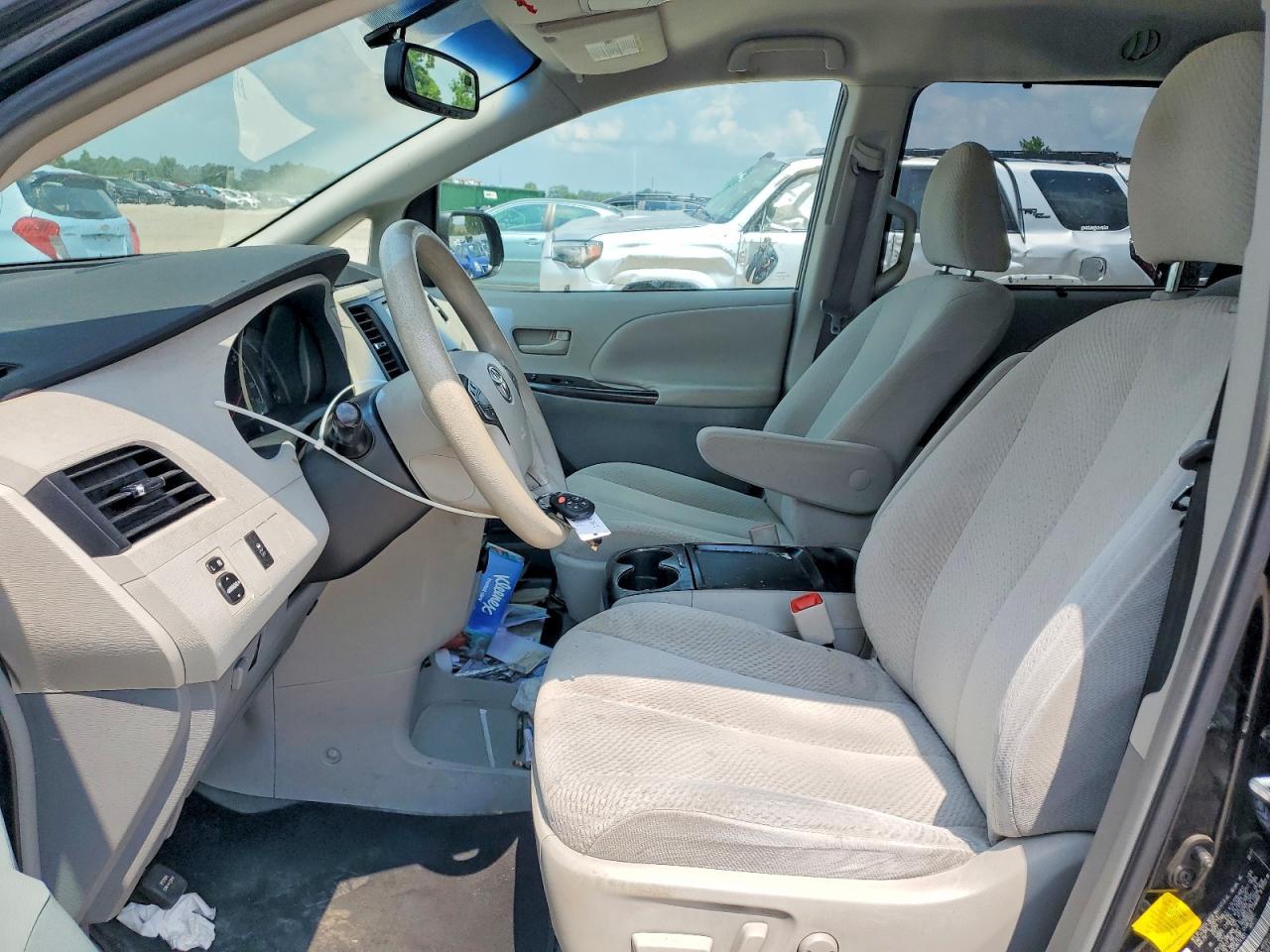 2011 Toyota Sienna Le - Image 7