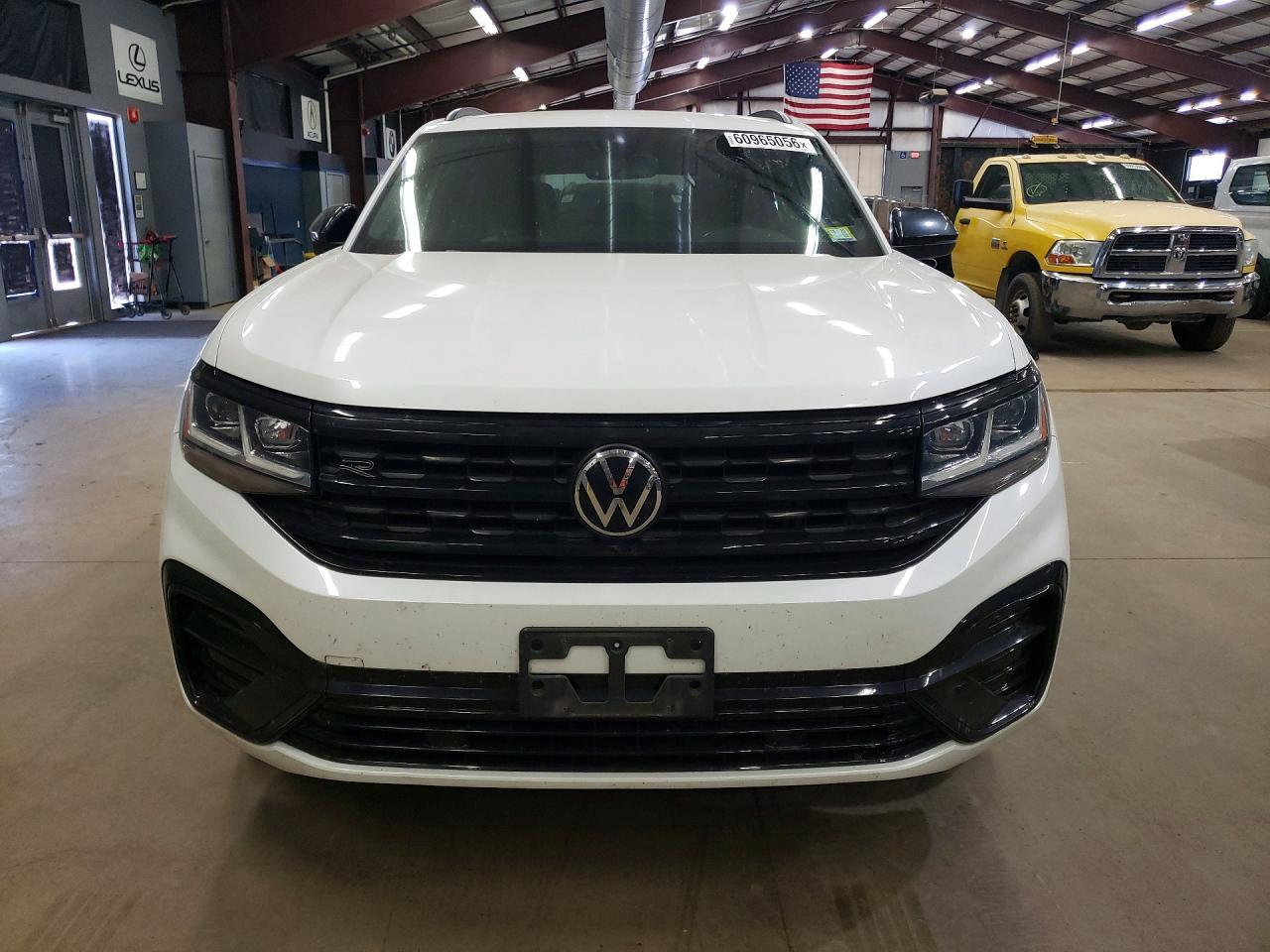 2023 Volkswagen Atlas Cross Sport Sel R-Line - Image 5