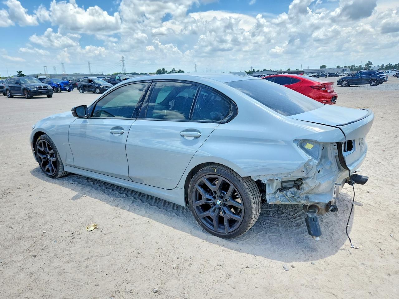 2025 BMW 330I - Фото 2