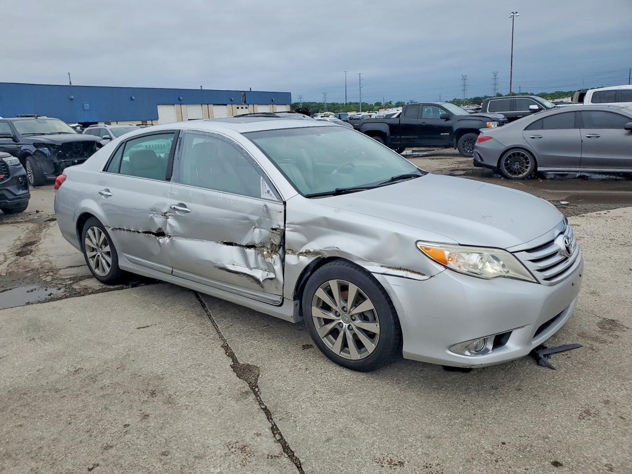 2011 Toyota Avalon Limited - Image 4