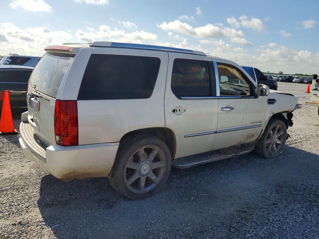 2007 Cadillac Escalade Luxury - Image 3
