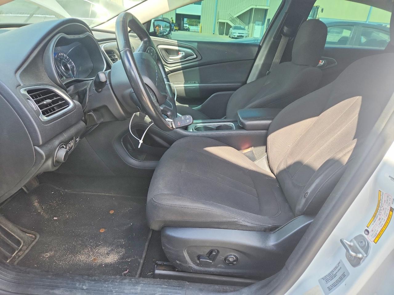 2015 Chrysler 200 Limited - Фото 7