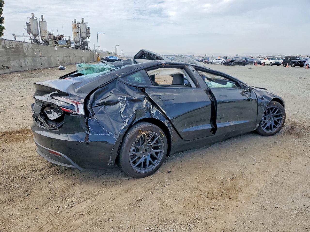 2026 Tesla Model 3 - Фото 3