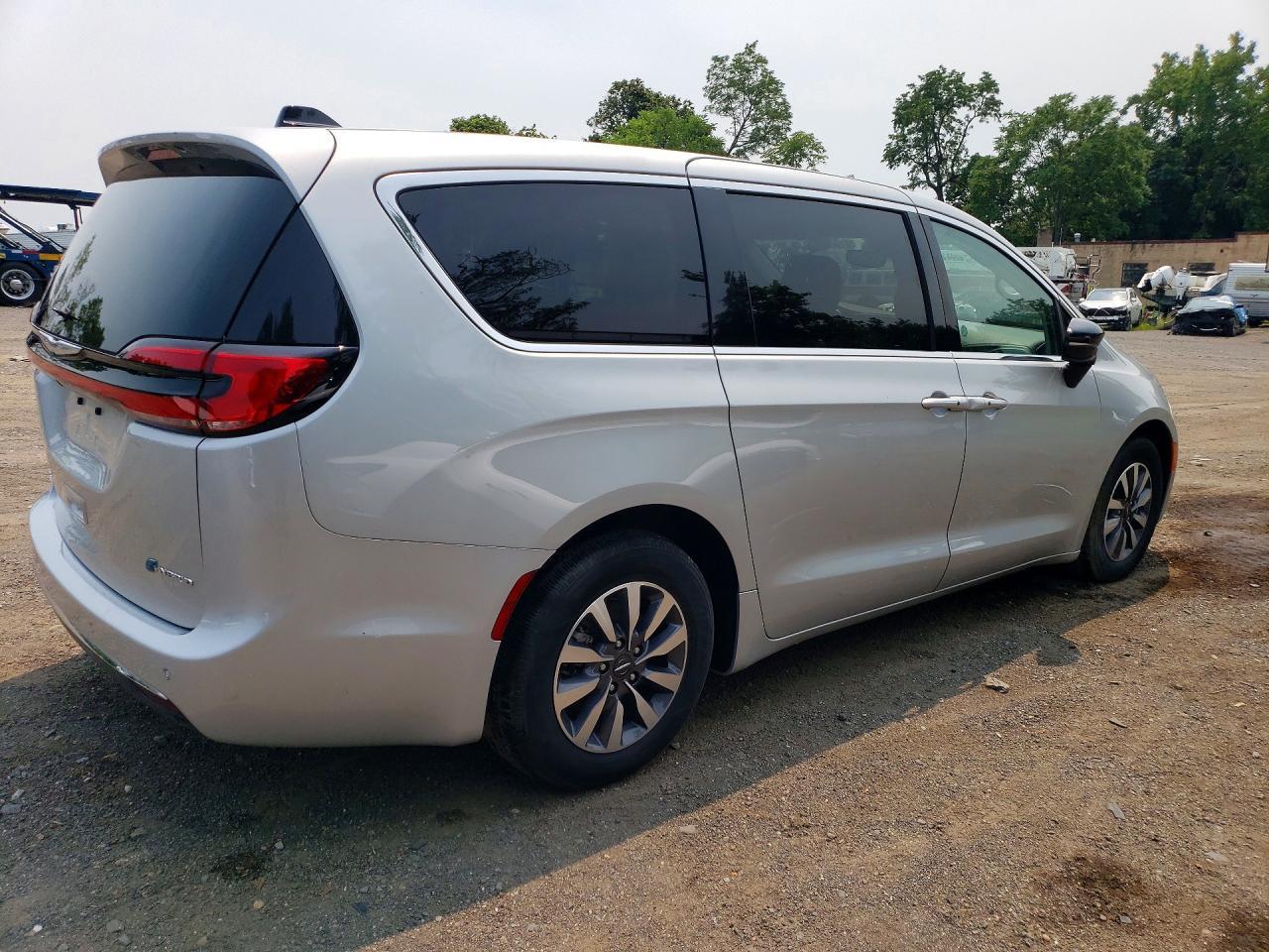 2024 Chrysler Pacifica Hybrid Select - Image 3